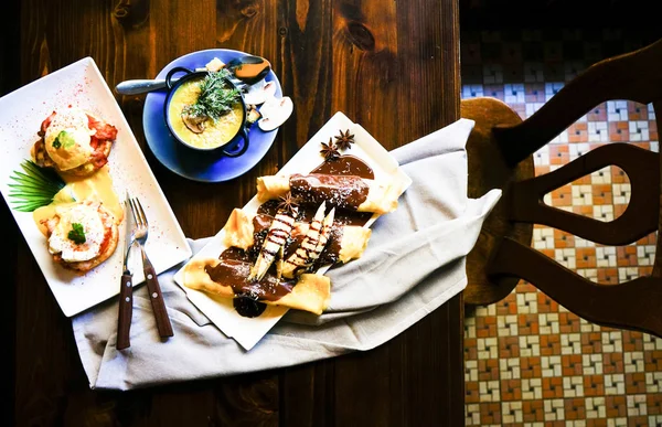 Jantar Rústico Conjunto Com Sopa Champignon Creme Saudável Panquecas Banana — Fotografia de Stock