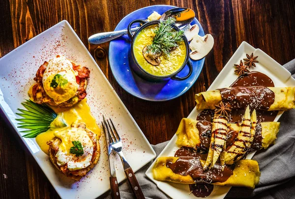 Jantar Rústico Conjunto Com Sopa Champignon Creme Saudável Panquecas Banana — Fotografia de Stock