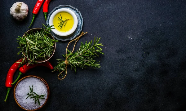 Conceito Culinária Alimentos Orgânicos Com Especiarias Frescas Fundo Escuro Com — Fotografia de Stock