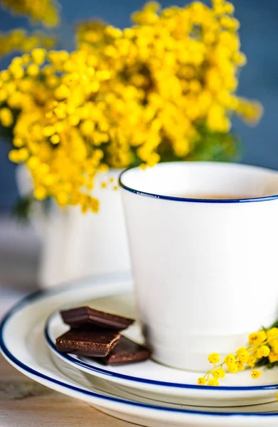 Koncepcja Wiosna Kubkiem Herbaty Kwiatów Mimozy Żółty Jasny — Zdjęcie stockowe