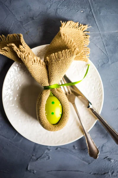 Ajuste Mesa Festivo Pascua Con Huevos Colores Concepto Conejito Pascua —  Fotos de Stock