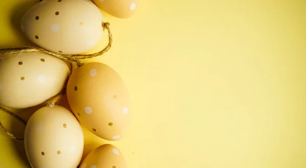 Osterurlaub Rahmen Mit Bunten Eiern Auf Pastellfarbenem Hintergrund — Stockfoto