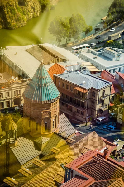 Vista Las Calles Estrechas Tradicionales Del Viejo Tiflis Cúpula Catedral —  Fotos de Stock