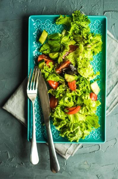 Oraganic Plantaardige Salade Met Sla Komkommer Kerstomaatjes Lijnzaad Rustieke Achtergrond — Stockfoto