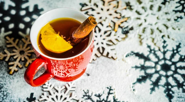 圣诞红的概念杯茶 柠檬片雪花背景 — 图库照片