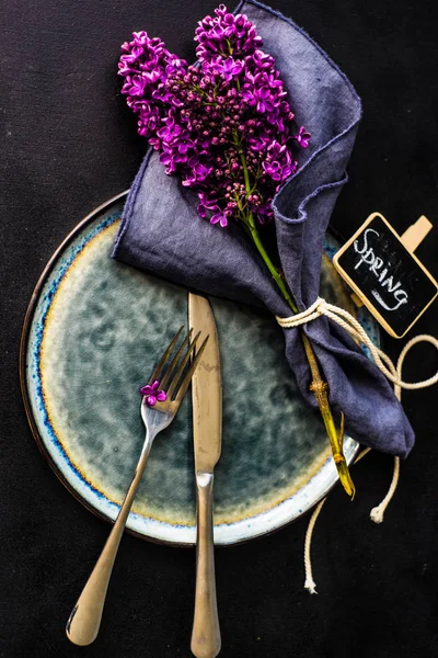 コピー スペースを持つ素朴なテーブルにライラックの花で春のテーブルの設定 — ストック写真