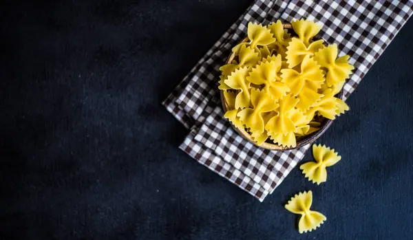 Macarrão Farfalle Uma Tigela Fundo Rústico Com Espaço Cópia — Fotografia de Stock