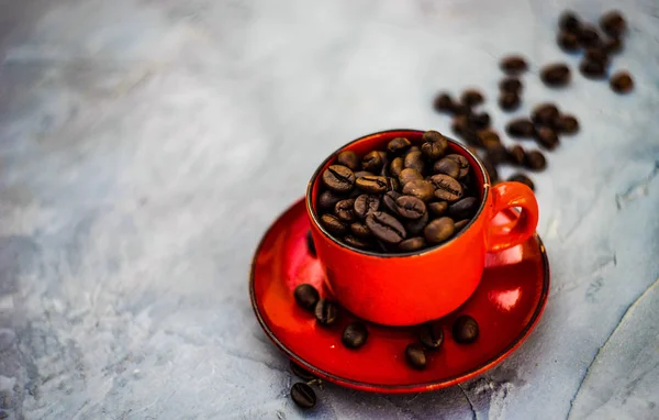 Taza Vintage Roja Llena Granos Café Sobre Fondo Hormigón Con —  Fotos de Stock