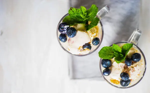 Semmer Postre Helado Casero Con Arándanos Frescos Fresas Decoradas Con —  Fotos de Stock