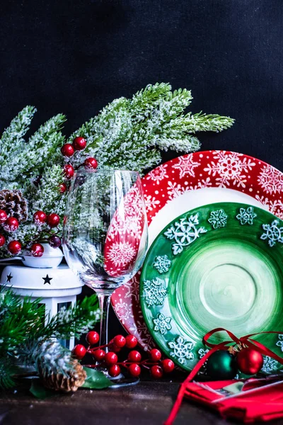 Ajuste Mesa Festivo Para Cena Navideña Festiva Sobre Fondo Rústico — Foto de Stock