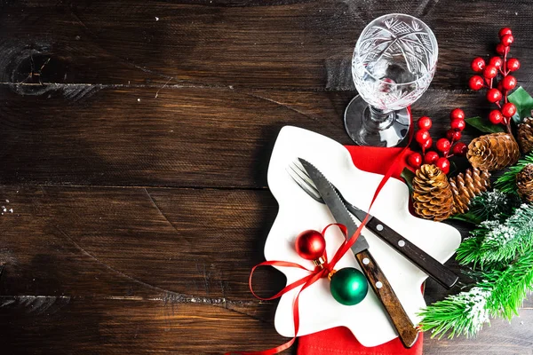 コピー スペースを持つ素朴な Datk の背景にお祝いクリスマス ディナーのためのお祝いテーブル設定 — ストック写真