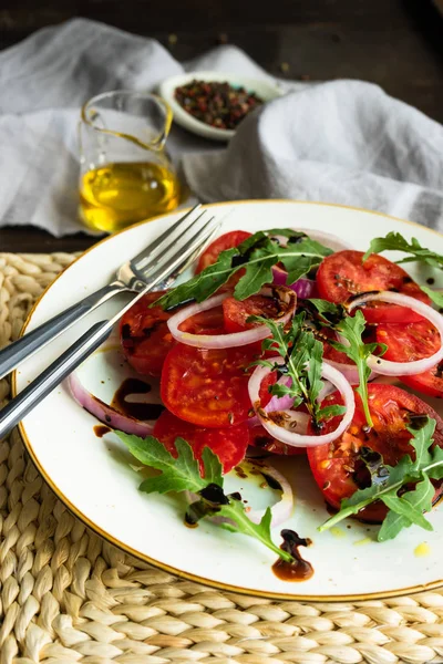 Cuenco Cerámica Lleno Ensalada Verduras Orgánicas Como Tomate Cebolla Roja — Foto de Stock