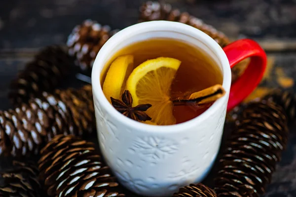 杯茶柠檬和冬季香料 如肉桂和茴香明星在黑暗的木质背景 — 图库照片