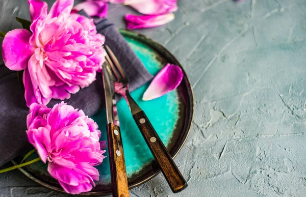コピー スペースを持つ素朴な背景にピンクの牡丹の花を夏のテーブルの設定 — ストック写真