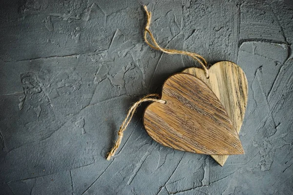 Vintage Drewniane Serca Betonowe Podłoże Jako Pojęcie Miłości — Zdjęcie stockowe