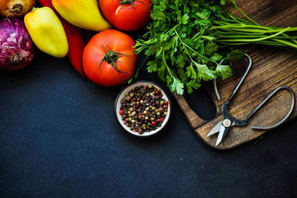 Marco Con Verduras Frescas Orgánicas Como Berenjena Tomate Hierbas Etc — Foto de Stock