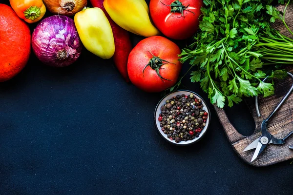 Marco Con Verduras Frescas Orgánicas Como Berenjena Tomate Hierbas Etc — Foto de Stock