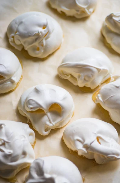 Biscotti Alla Vaniglia Francese Meringa Sfondo Bianco Con Spazio Copia — Foto Stock