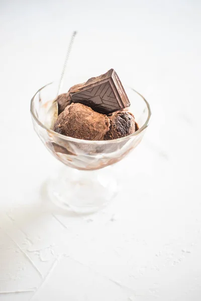 Semmer 甜品自制巧克力冰淇淋与薰衣草白色背景 — 图库照片