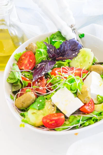 有機の季節野菜とコピー領域と白い背景の上の葉の夏サラダ — ストック写真