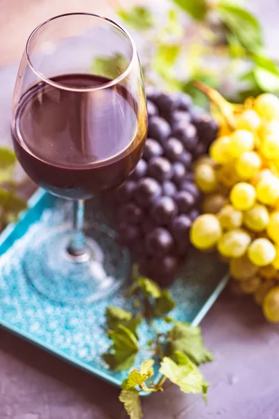 異なるブドウ 赤ワインは素朴な背景コピー スペースが付いて — ストック写真