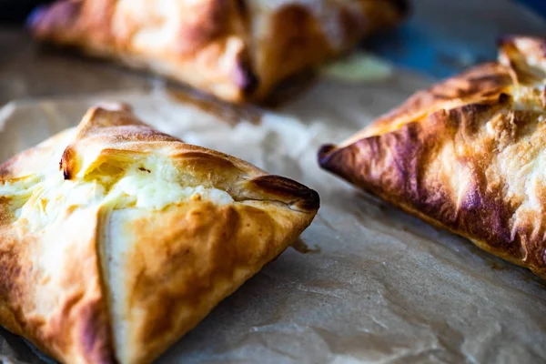 Just Baked Traditional Georgian Penovani Khachapuri Table — Stock Photo, Image