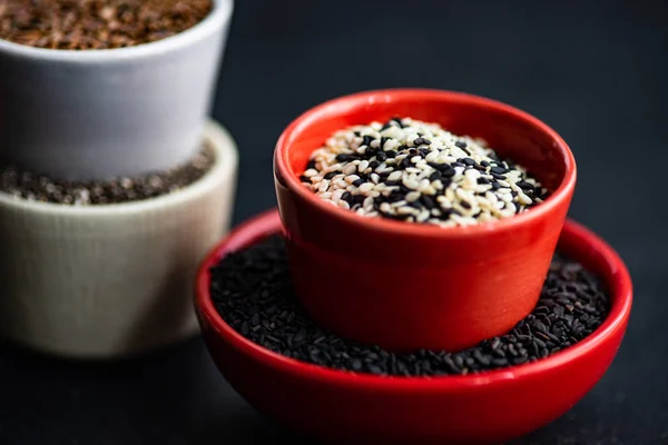 Variedad Superalimentos Cuencos Cerámica Sobre Fondo Madera Oscura —  Fotos de Stock