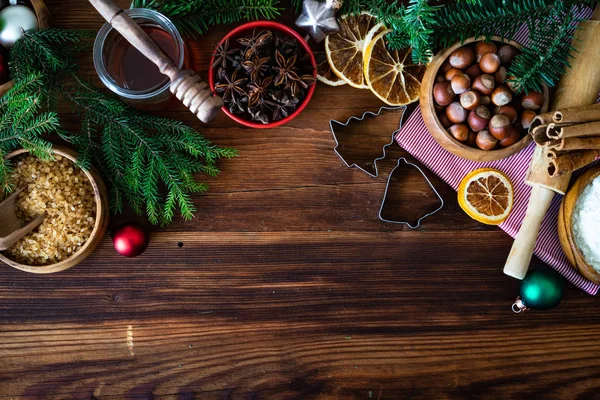 Weihnachtliches Kochkonzept Mit Mehl Braunem Zucker Nüssen Zimt Und Anis — Stockfoto
