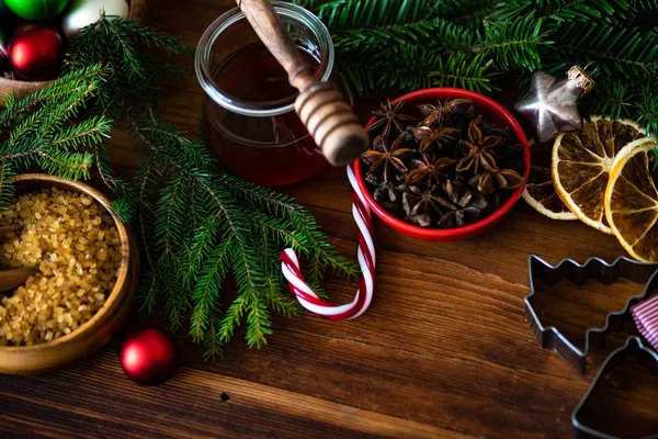 Weihnachtliches Kochkonzept Mit Mehl Braunem Zucker Nüssen Zimt Und Anis — Stockfoto