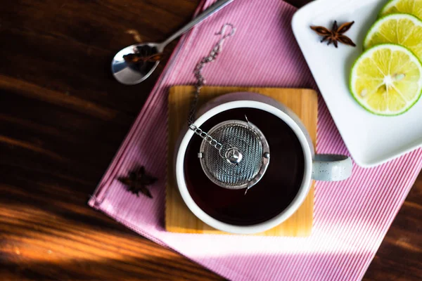 茶与柠檬在红色纺织品餐巾 — 图库照片