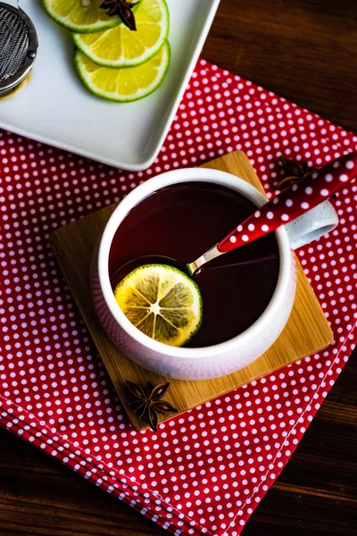 Tasse Tee Mit Zitrone Auf Roter Textilserviette — Stockfoto