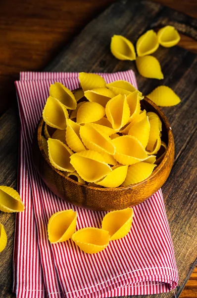 Pasta Sémola Sin Cocer Cuenco Madera Sobre Tabla Madera Con — Foto de Stock