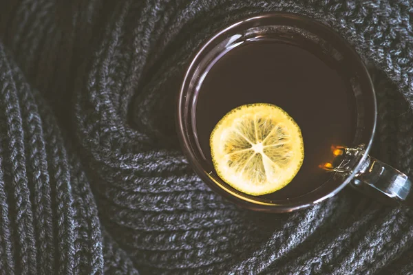 冬の概念として暖かいニット スカーフとレモンのお茶を一杯 — ストック写真