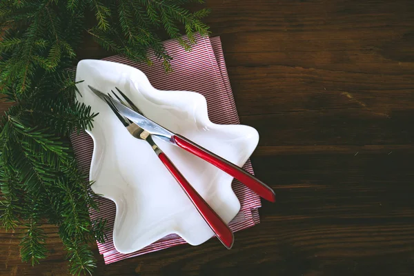 クリスマス コピー スペースと暗い背景に休日の夕食のためのテーブルの設定 — ストック写真