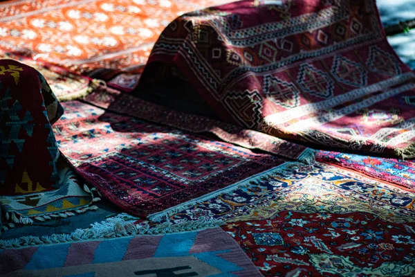 第比利斯 格鲁吉亚 2018 10月06日 在格鲁吉亚首都第比利斯的城市日庆祝街头市场上的传统地毯 — 图库照片