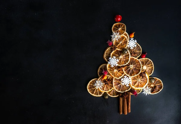 Concetto Natalizio Con Arance Cannella Forma Albero Natale Sfondo Legno — Foto Stock