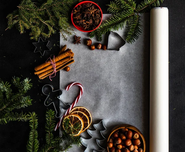 クリスマス料理コンセプト小麦粉 ブラウン シュガー ナッツ シナモン アニスの木製の背景にスター — ストック写真