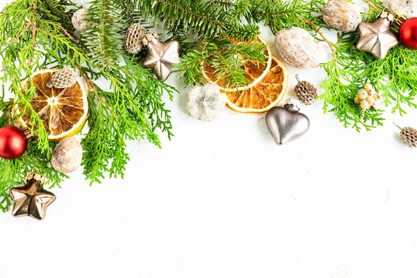 Weihnachtskarten Konzept Mit Weihnachtsbaum Beeren Und Festlichem Dekor Auf Weißem — Stockfoto