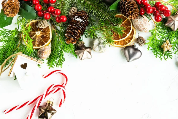 クリスマス ツリー 白い背景の上のお祭りの装飾とクリスマス カードの概念 — ストック写真