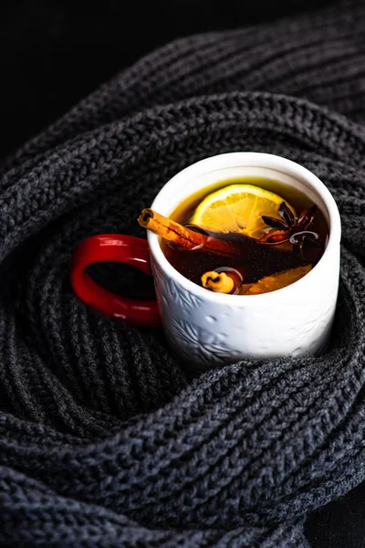 Χειμώνα Ζεστό Ζεστό Τσάι Λεμόνι Και Μπαχαρικά Και Ζεστό Πλεκτό — Φωτογραφία Αρχείου