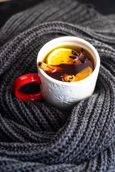 冬のホット マルドのレモンとスパイスと暖かいニット スカーフ茶 — ストック写真