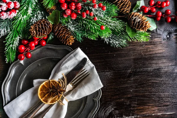 Rustikale Tischdekoration Für Das Weihnachtsessen Auf Dunklem Holztisch Mit Kopierraum — Stockfoto