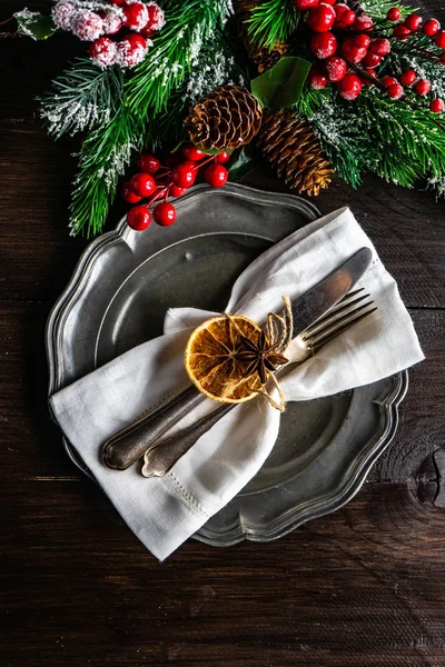 コピー スペースを持つ暗い木製のテーブルでクリスマス ディナーの休日のための素朴なテーブルの設定 — ストック写真