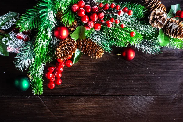 ボールとコピー領域と暗い背景の木のモミの木でお祝いクリスマス フレーム — ストック写真