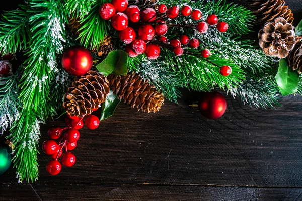 Festlicher Weihnachtsrahmen Mit Kugeln Und Tanne Auf Dunklem Holzhintergrund Mit — Stockfoto