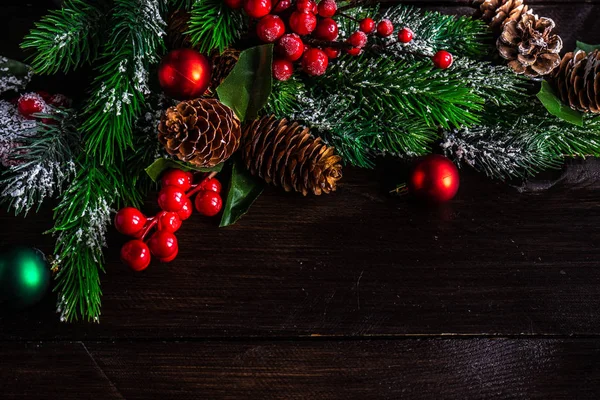 ボールとコピー領域と暗い背景の木のモミの木でお祝いクリスマス フレーム — ストック写真