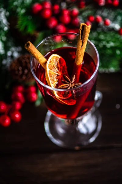 Glühwein Mit Zimt Und Anis Glas Als Weihnachtliches Urlaubskonzept — Stockfoto