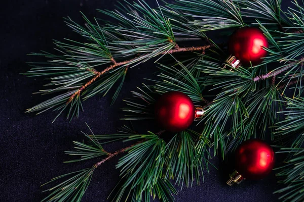 Ünnepi Karácsonyi Kerettel Labdák Sötét Fából Készült Háttér Val Másol — Stock Fotó