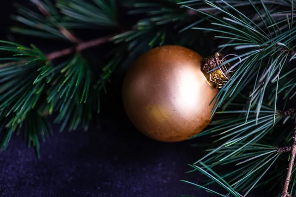 Ünnepi Karácsonyi Kerettel Labdák Sötét Fából Készült Háttér Val Másol — Stock Fotó