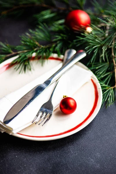 コピー スペースを持つ暗い木製のテーブルでクリスマス ディナーの休日のための素朴なテーブルの設定 — ストック写真